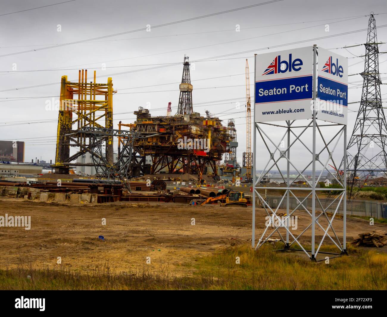 Cartello porta Seaton e piano superiore della Shell Piattaforma di produzione Brent Alpha durante il riciclaggio presso lo stabilimento di able UK A Seaton Carew Foto Stock