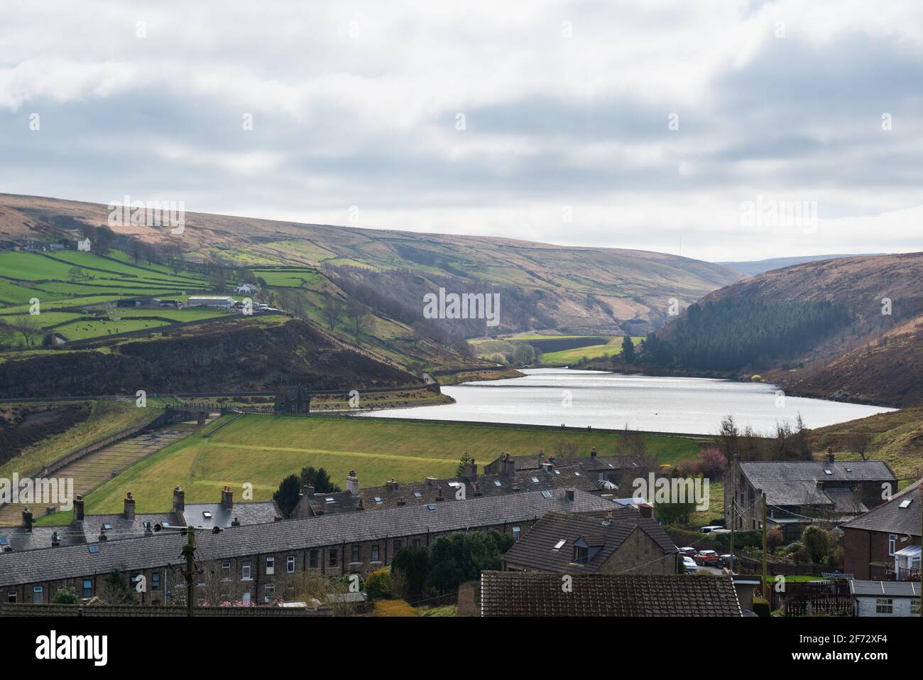Vista del lago artificiale di Butterley e delle colline circostanti vicino a Marsden, sulle colline della pennine dello Yorkshire Foto Stock