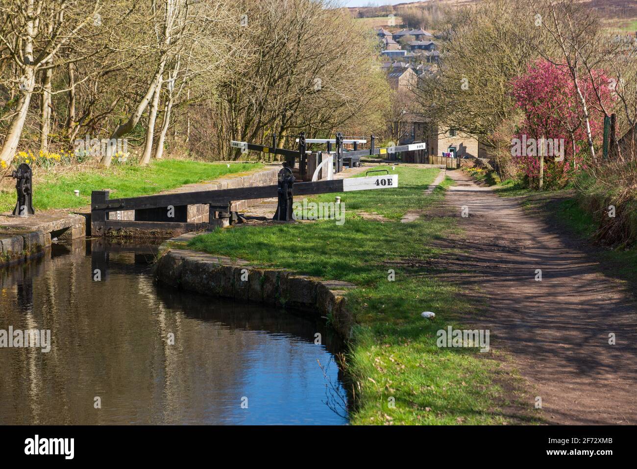 Soleggiata vista primaverile di una serratura sullo storico Huddersfield Stretto canale a Marsden, nella parte occidentale dello Yorkshire Foto Stock