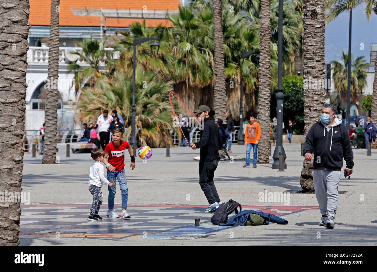 Beirut, Libano. 4 Apr 2021. La gente si gode sulla Corniche di Beirut a Beirut, Libano, il 4 aprile 2021. Credit: Bilal Jawich/Xinhua/Alamy Live News Foto Stock