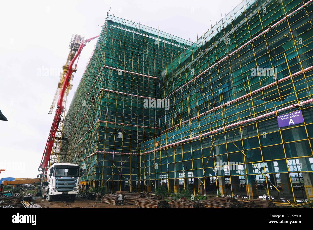 Giacarta. 3 Apr 2021. La foto scattata il 3 aprile 2021 mostra il sito di costruzione di una produzione e di un complesso edificio della Ferrovia ad alta velocità di Jakarta-Bandung presso il deposito di Tegal Luar Electric Multiple Units nel sobborgo della capitale della Provincia di Giava Occidentale, Bandung. Una produzione e un complesso edificio di Jakarta-Bandung HSR è stato suggellato con successo, segnando un altro progresso della costruzione del progetto, l'operatore della ferrovia ha detto Domenica. Credit: Liu Cong/Xinhua/Alamy Live News Foto Stock