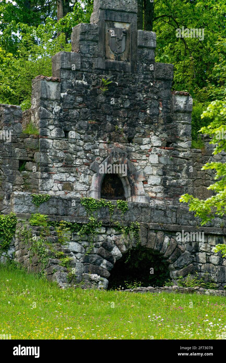 Baumgarten, un grande parco vicino Hohes Schloss a Fuessen, rovine di castello distrutto. 26 maggio 2019 Fuessen, Germania - Hohes Schloss Foto Stock