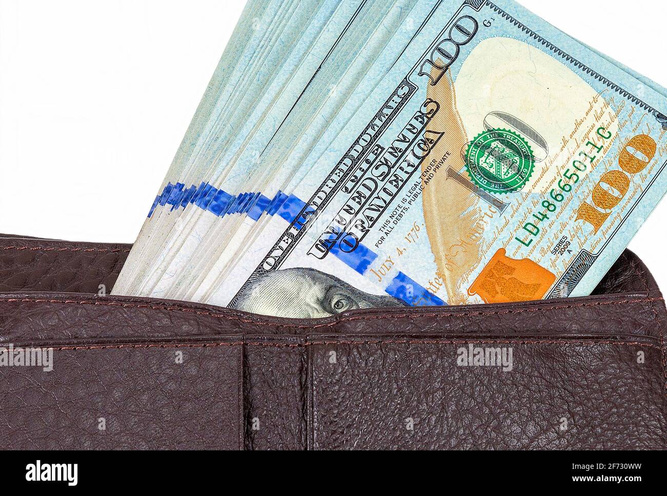 Portafoglio aperto con un centinaio di dollari americani bollette attaccando primo piano Foto Stock