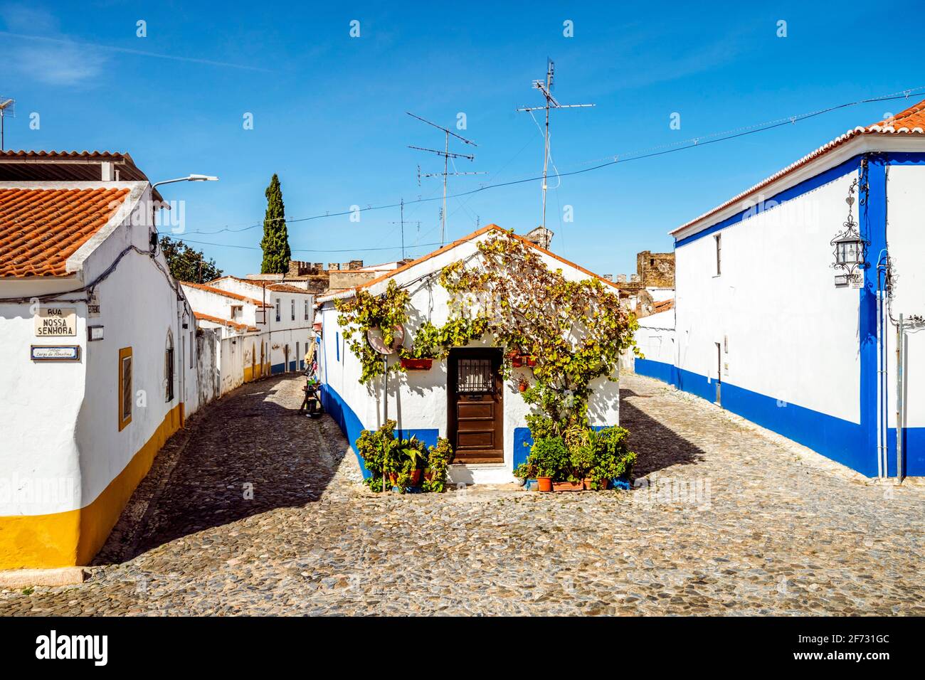 Affascinante architettura imbiancata di bianco della storica Vila Vicosa, Alentejo, Portogallo Foto Stock