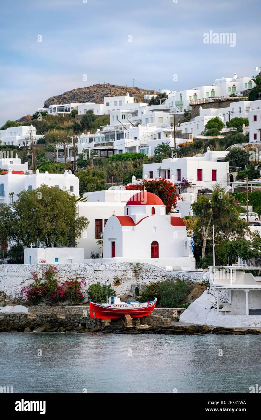 Barca da pesca e piccola chiesa greca ortodossa bianca con tetto rosso, Porto Vecchio di Mykonos, Chora, Mykonos, Mykonos, Cicladi, Mar Egeo, Grecia Foto Stock