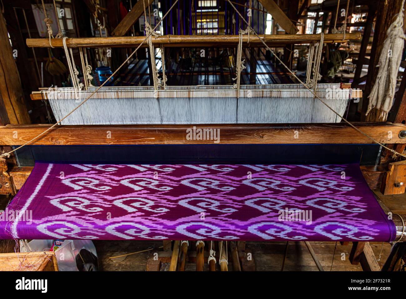 Tessitura di seta di loto, villaggio di Nampan, lago di Inle, stato di Shan, Myanmar Foto Stock