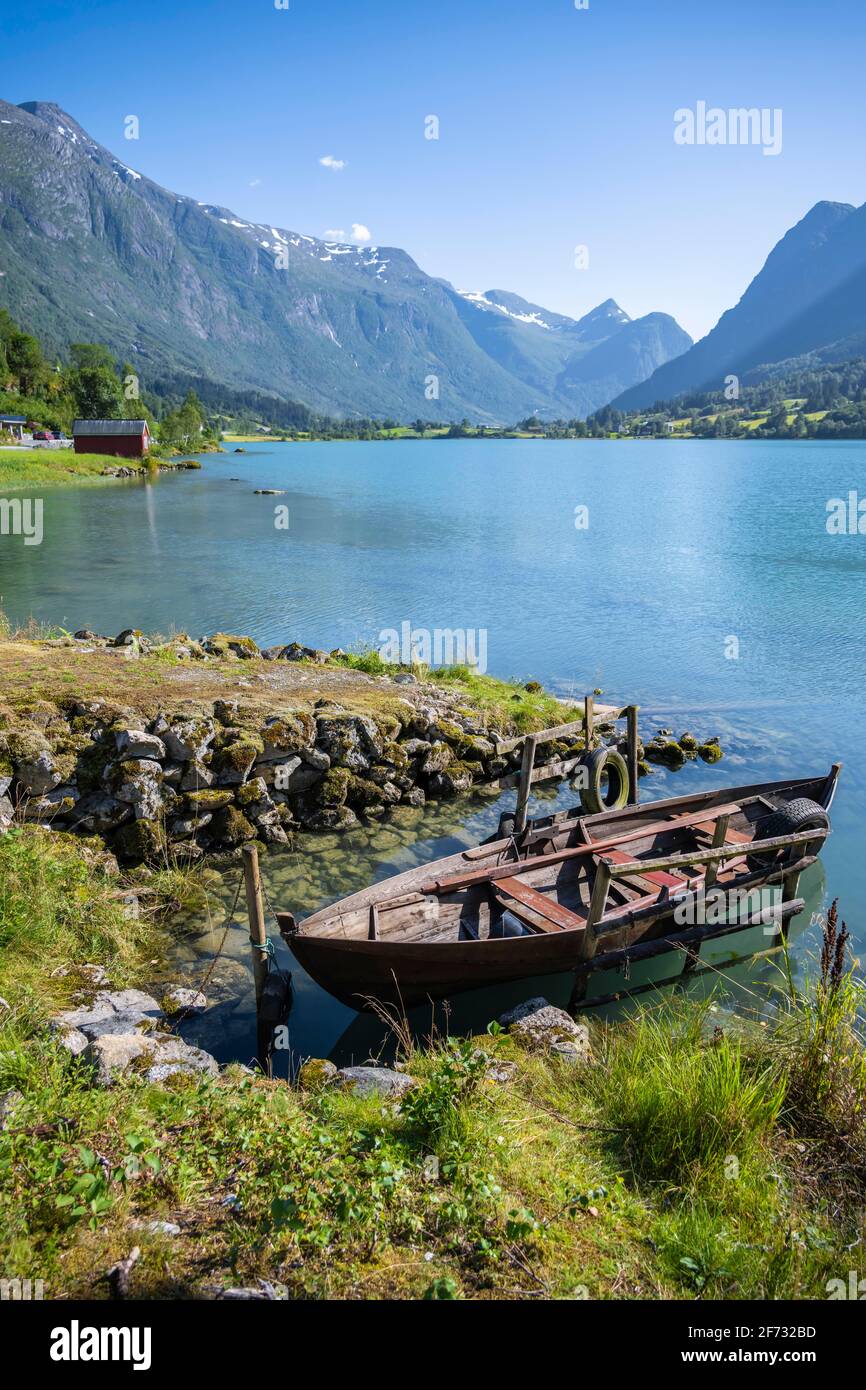 Canottaggio al lago Oldevatnet con Bergen, Olden, Stryn, Vestland, Norvegia Foto Stock