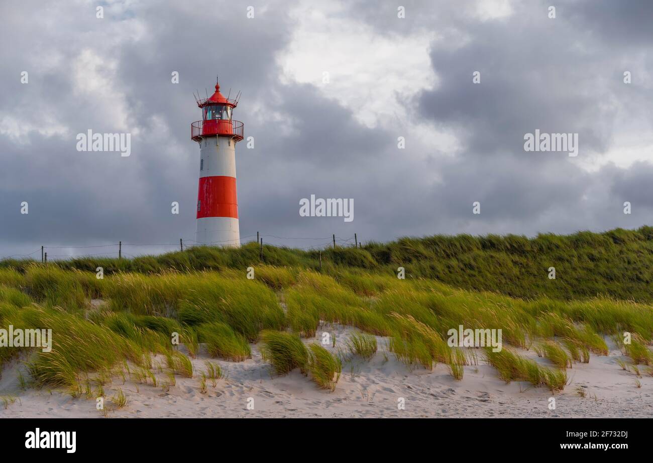 Faro rosso-bianco List-Ost nelle dune di fronte al cielo nuvoloso, Ellenbogen, Sylt, Isola Frisone Nord, Mare del Nord, Frisia settentrionale Foto Stock