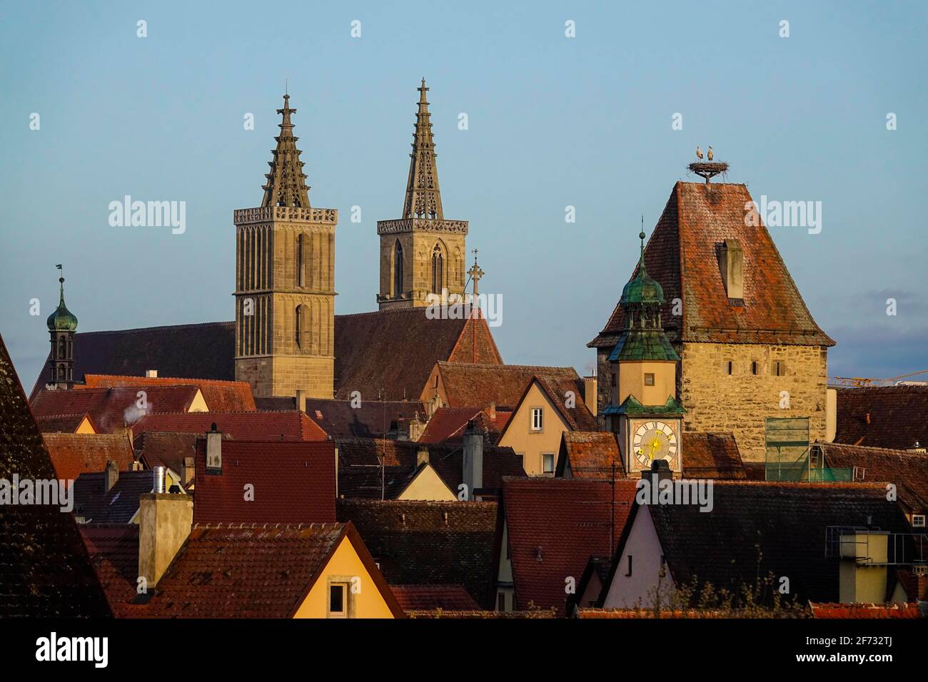 Vista dai bastioni delle mura della città alla torre di San Marco e la chiesa di San Giacomo, Rothenburg ob der Tauber, quartiere Ansbach, Franconia centrale Foto Stock