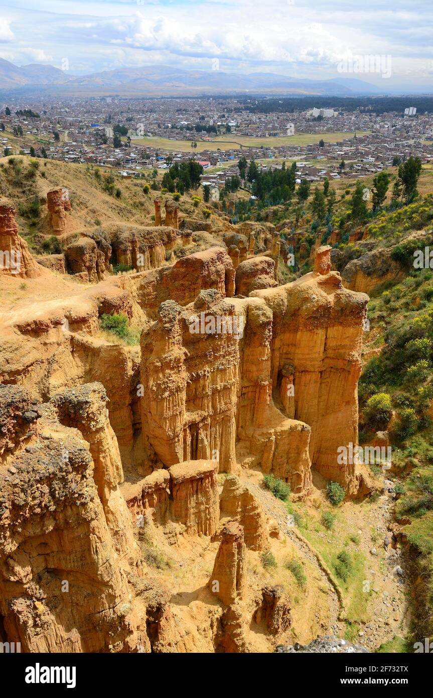 Bizzarre torri rocciose Torre Torre con la città Huancayo sullo sfondo, regione Junin, Perù Foto Stock