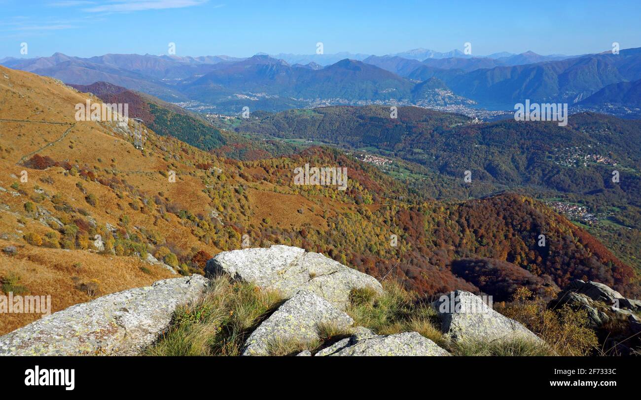 Vista dal Monte Lema sul paesaggio autunnale di Lugano e del Lago di Lugano, Luino, Lombardia, Italia, Miglieglia, Ticino, Svizzera Foto Stock