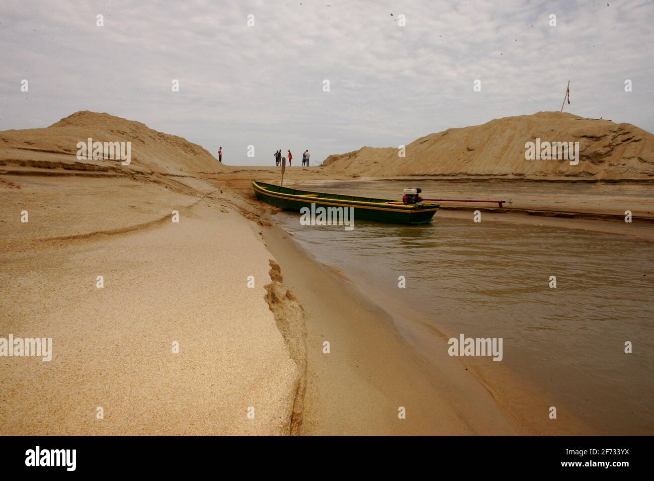 belmonte, bahia / brasile - 9 dicembre 2010: Il sandbar è visto alla foce del fiume Jequitinhonha che impedisce il passaggio di barche da pesca. *** Loca Foto Stock