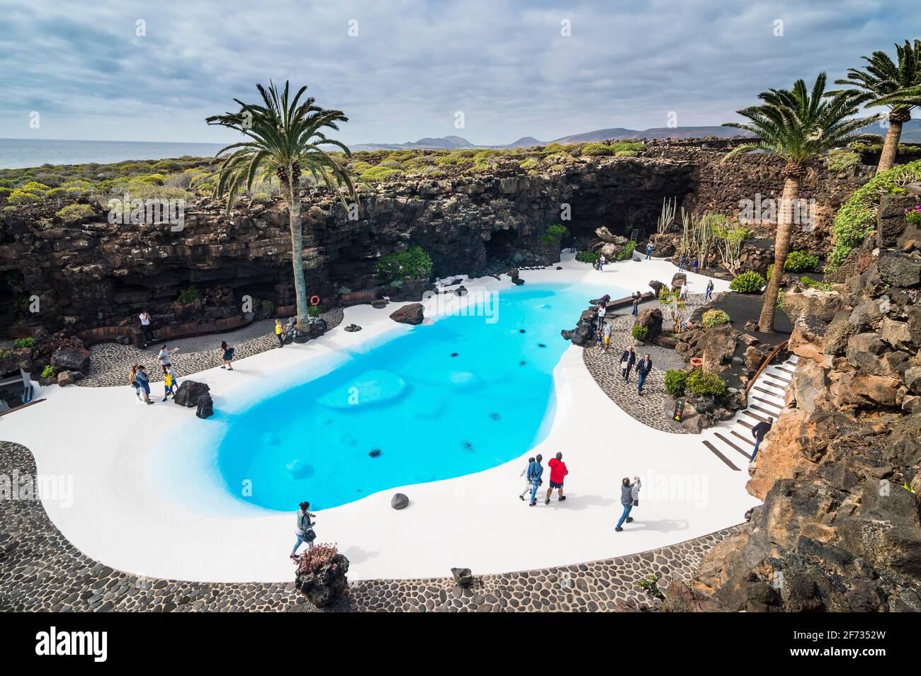 Piscina turchese sopra il tunnel lavico Jameos del Agua formato in un museo di Cesar Manrique, Lanzarote, isole Canarie Foto Stock