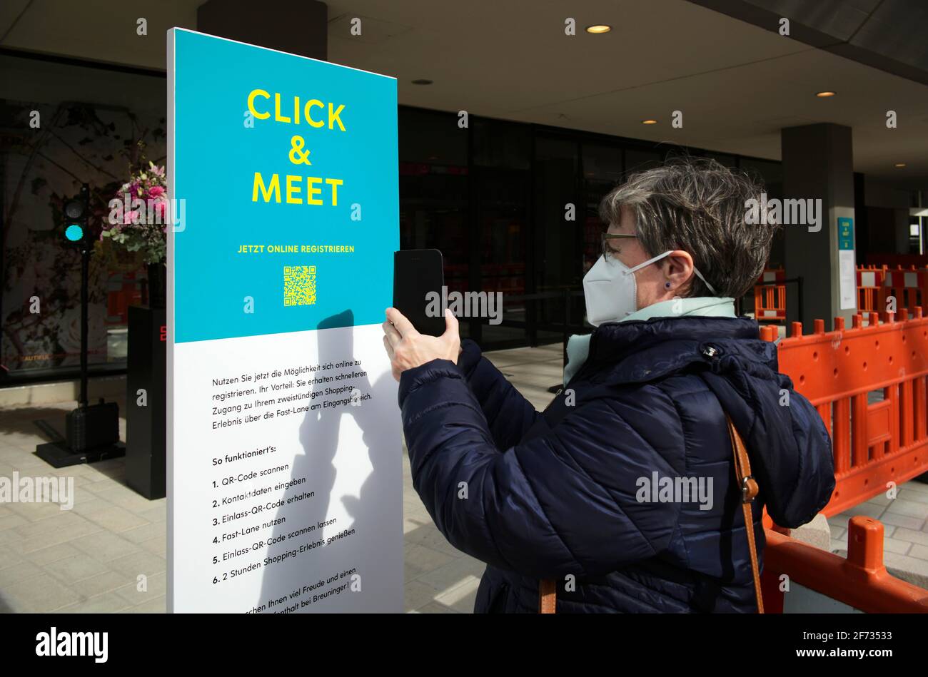 Il cliente scansiona il codice QR, clicca & incontra lo shopping con il codice QR, il tracciamento digitale dei contatti nel settore retail, Corona Crisis, Stoccarda, Baden-Wuerttemberg Foto Stock Il cliente scansiona il codice QR, clicca & incontra lo shopping con il codice QR, il tracciamento digitale dei contatti nel settore retail, Corona Crisis, Stoccarda, Baden-Wuerttemberg Foto Stock