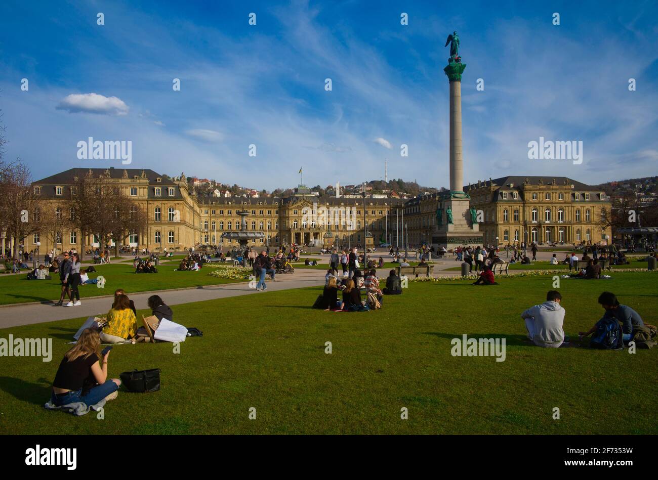 Le persone godono di primavera nonostante la pandemia, Schlossplatz, Palazzo nuovo, Stoccarda, Baden-Wuerttemberg, Germania Foto Stock