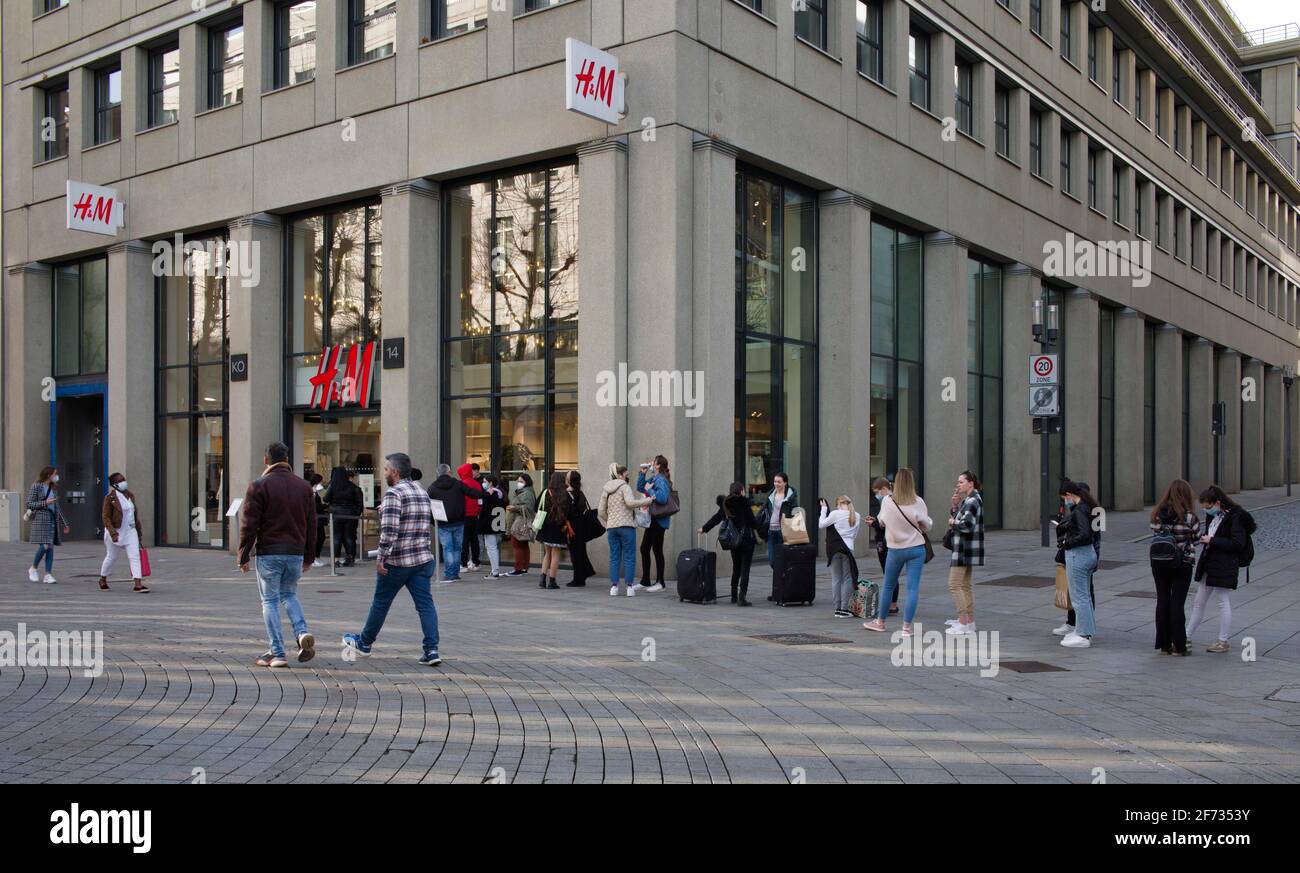 I clienti si accodano di fronte a H&M, Click & incontrate gli acquisti con il codice QR, il monitoraggio dei contatti digitali nel settore retail, Corona Crisis, Stoccarda Foto Stock I clienti si accodano di fronte a H&M, Click & incontrate gli acquisti con il codice QR, il monitoraggio dei contatti digitali nel settore retail, Corona Crisis, Stoccarda Foto Stock