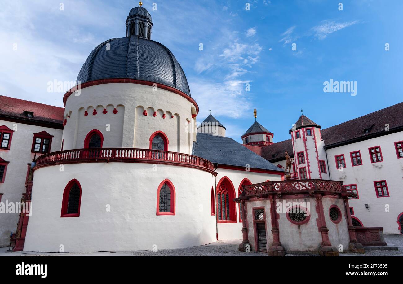 Cortile interno della Fortezza di Marienberg con la Chiesa di Santa Maria, Wuerzburg, bassa Franconia, Franconia, Baviera, Germania Foto Stock