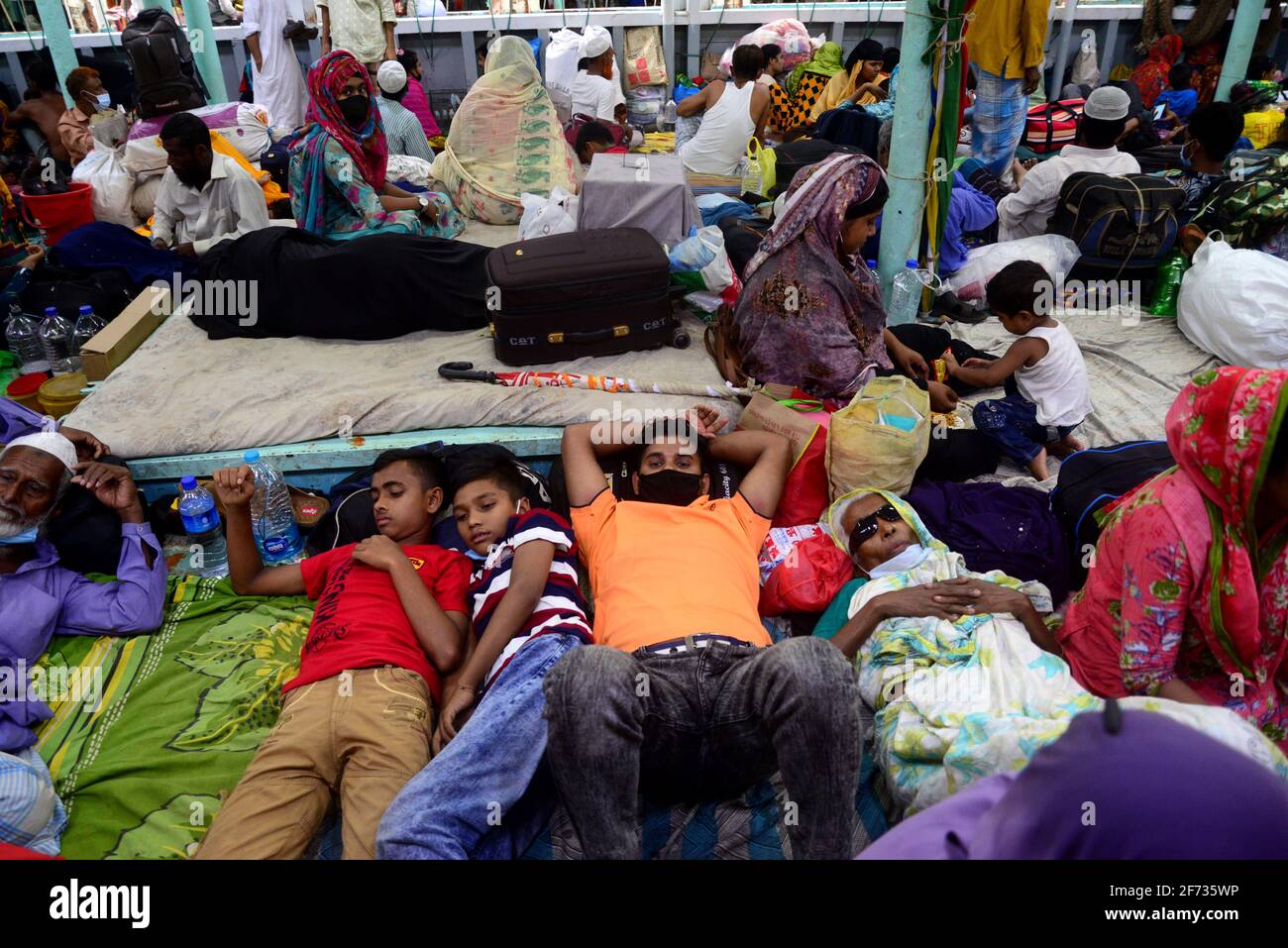 Le persone si impadroniscono di un traghetto senza mantenere la distanza sociale per tornare alle loro case a Dhaka il 4 aprile 2021, come il governo imporrà a. Foto Stock