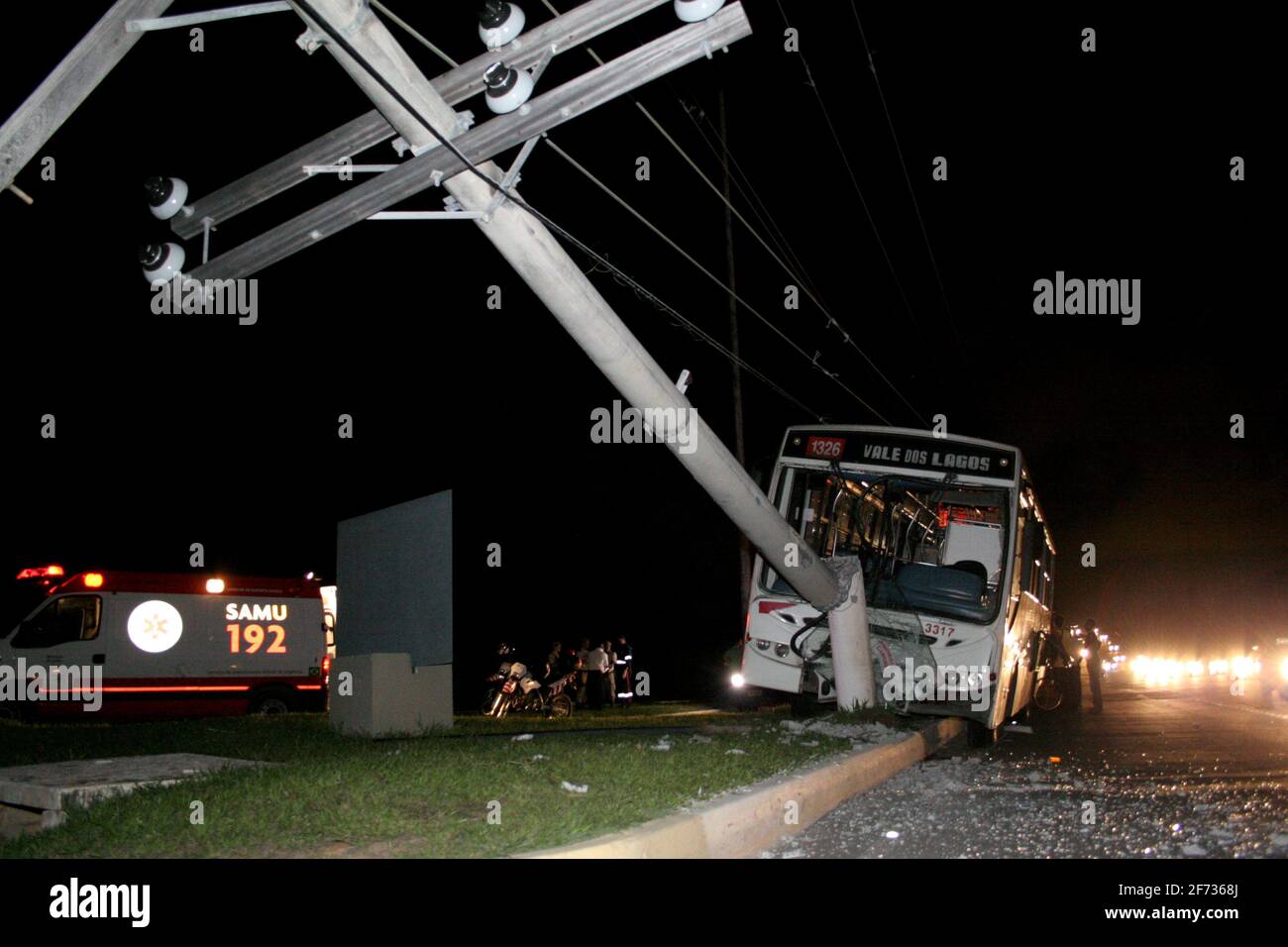 salvador, bahia / brasile - 8 ottobre 2006: Autobus di trasporto pubblico è visto collidere il polo streetlight nella città di Salvador. *** Capt. Locale Foto Stock