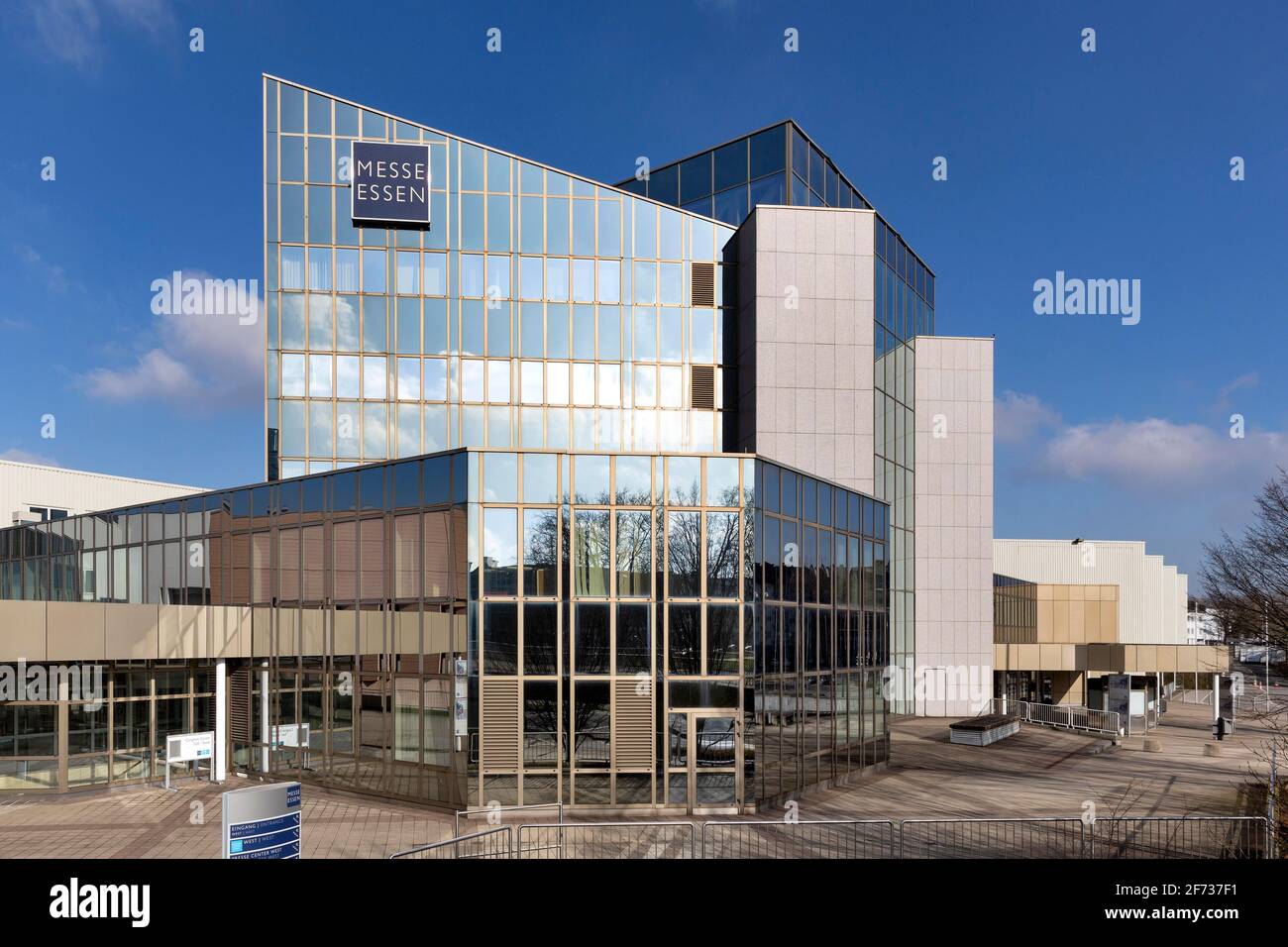 Centro esposizioni e congressi, ingresso sud e edificio amministrativo della Società Fiere, Essen, zona Ruhr, Nord Reno-Westfalia Foto Stock