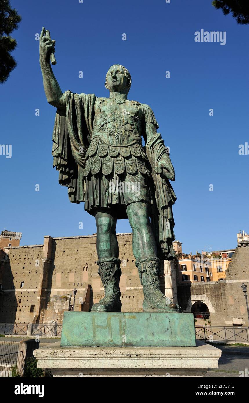 italia, roma, statua in bronzo dell'imperatore romano nerva Foto Stock