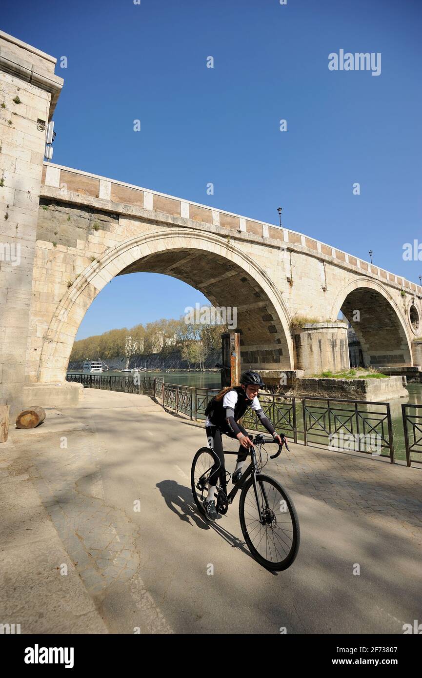 Italia, Roma, fiume Tevere, Ponte Sisto, bici Foto Stock