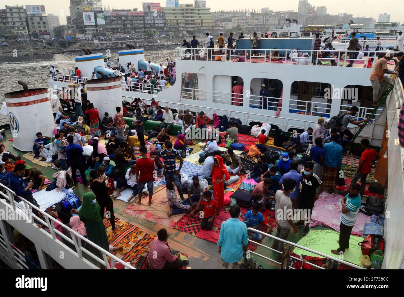 Le persone si impadroniscono di un traghetto senza mantenere la distanza sociale per tornare alle loro case a Dhaka il 4 aprile 2021, come il governo imporrà a. Foto Stock