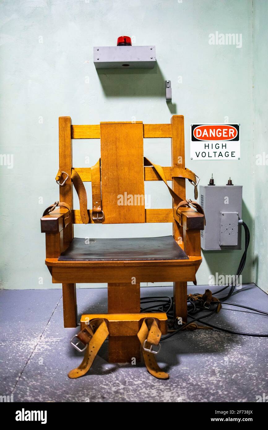 Sedia elettrica in legno per la condanna a morte in concetto di cella di prigione Foto Stock