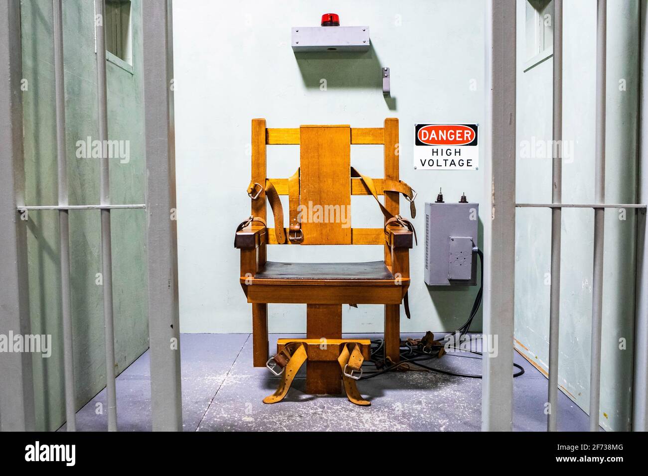 Sedia elettrica in legno per la condanna a morte in concetto di cella di prigione Foto Stock