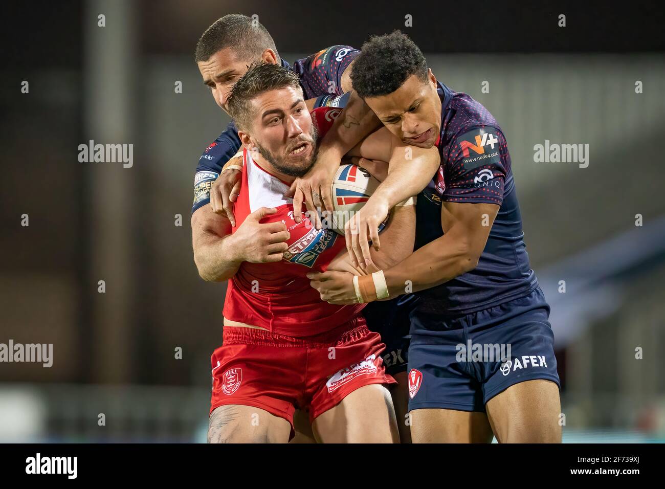 Hull KR vs St Helens Hull Kingston Rovers Greg Minikin viene affrontata Foto Stock