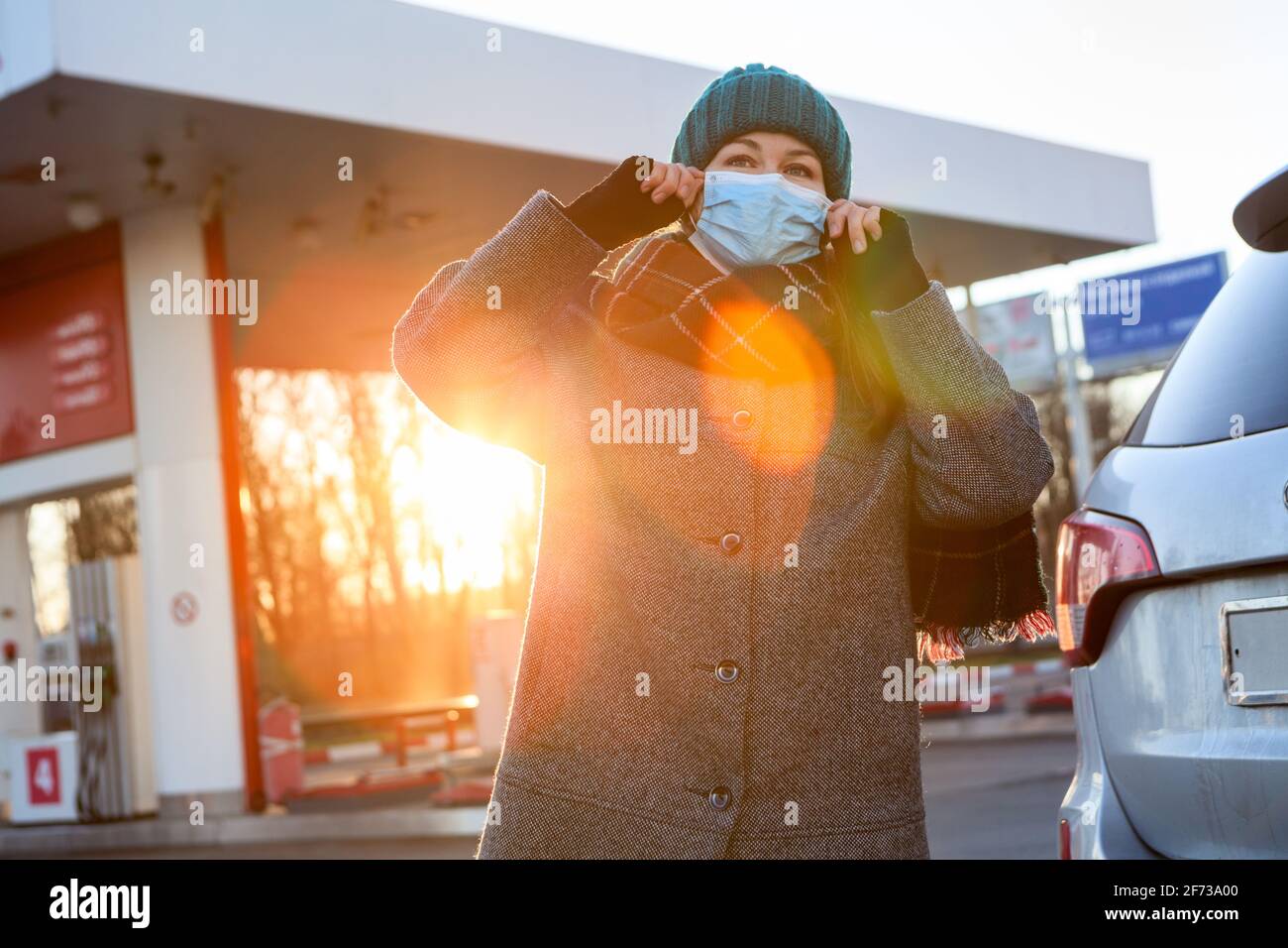 Young girl wearing gas mask immagini e fotografie stock ad alta risoluzione  - Alamy