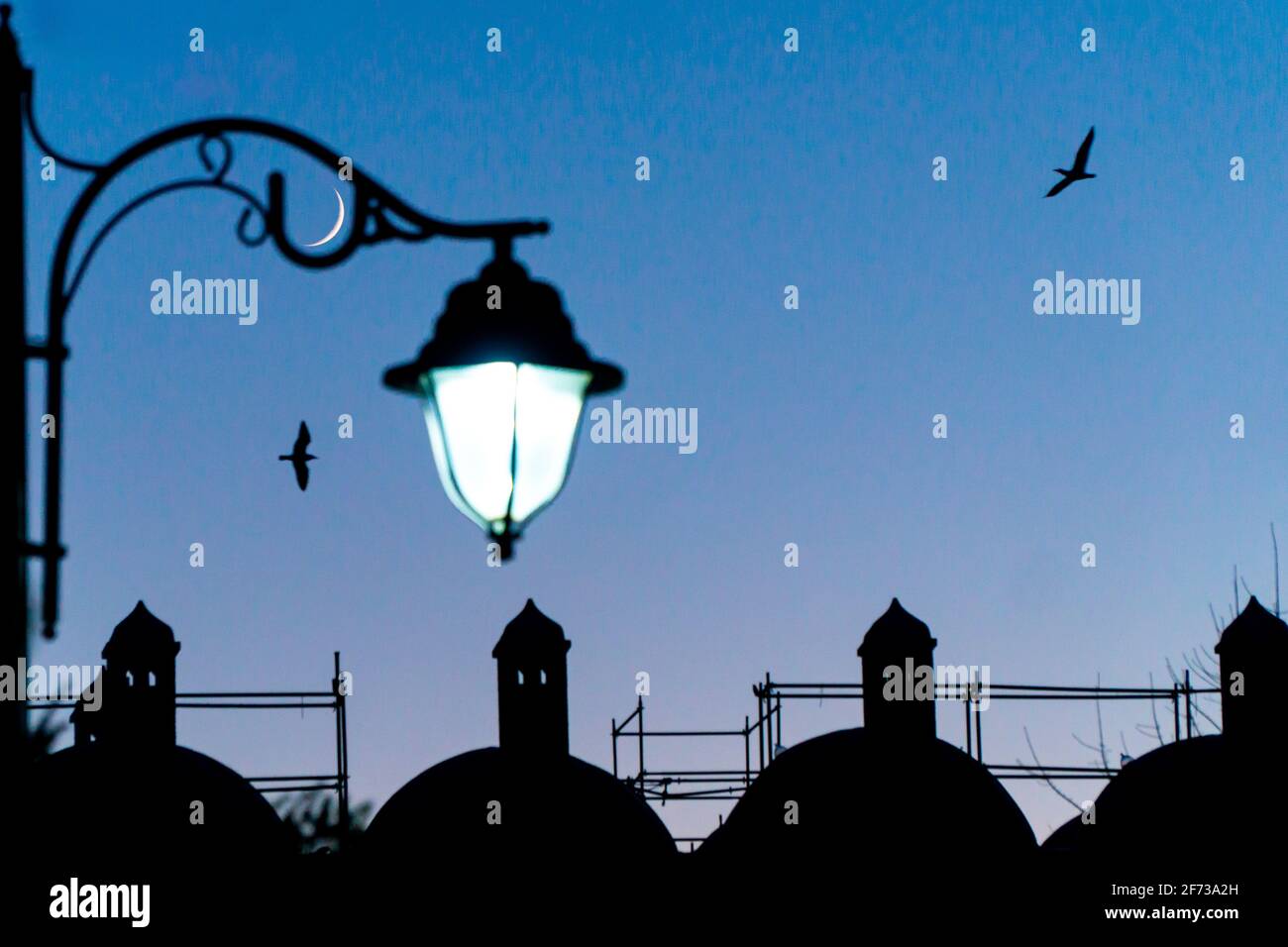 foto di luna a mezzaluna e lampada da strada con serata ramadan sensazione Foto Stock