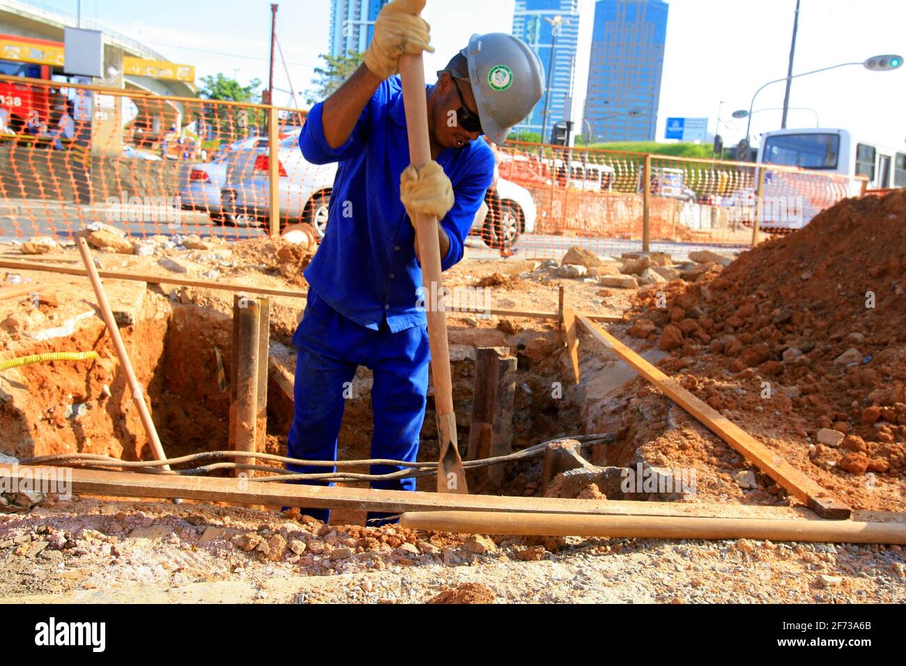 salvador, bahia / brasile - 5 dicembre 2013: I lavoratori lavorano in un buco per la costruzione di una fondazione pedonale nel quartiere di per Foto Stock