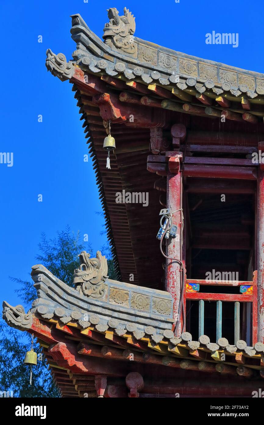 Balcone in legno rosso-angolo sul tetto sudovest-Sala Buddista Sutras-DafoSi-Tempio del Grande Buddha. Zhangye-Gansu-Cina-1272 Foto Stock