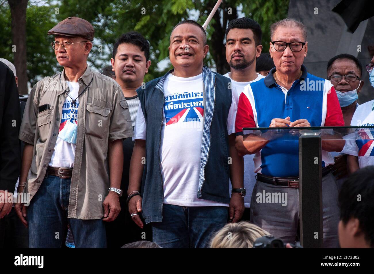 Da sinistra a destra Veera Somkwamkid, Jatuporn Prompan, Adul Keawboriboon i leader di protesta si levano sul palco durante la manifestazione. I sostenitori del movimento della camicia rossa, guidati da Jatuporn Prompan ex leader del fronte Nazionale Unito della democrazia contro la dittatura (UDD), noto anche come 'movimento della camicia rossa', riuniti al Memoriale del Maggio Nero (maggio 1992) Su Ratchadamnoen Avenue cercando di formare una nuova alleanza per chiedere le dimissioni del primo ministro tailandese, Prayut Chan-o-cha. Foto Stock