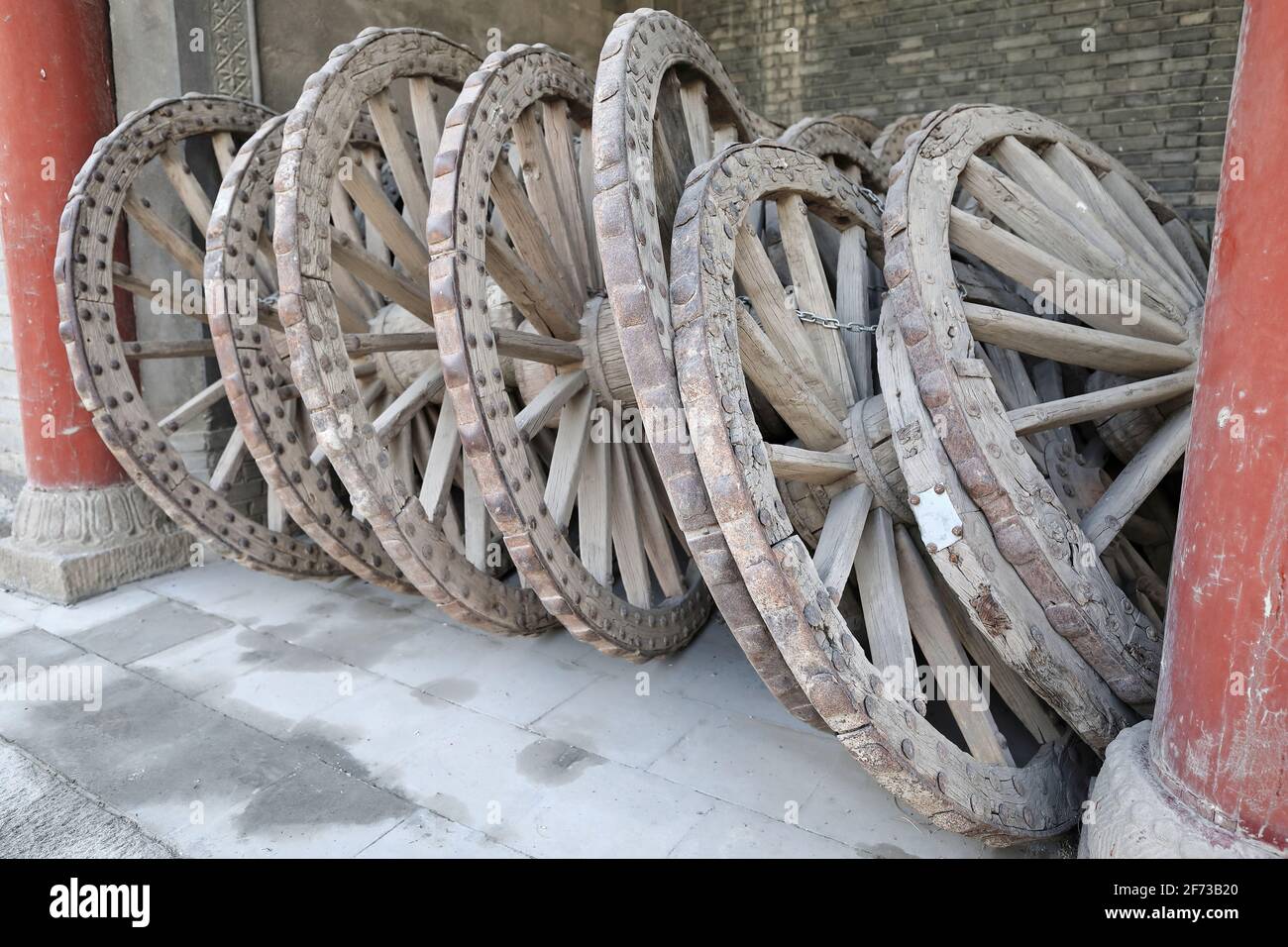 Vecchie ruote del carrello accatastate insieme-DafoSi Grande complesso del Tempio del Buddha. Zhangye-Gansu-Cina-1275 Foto Stock