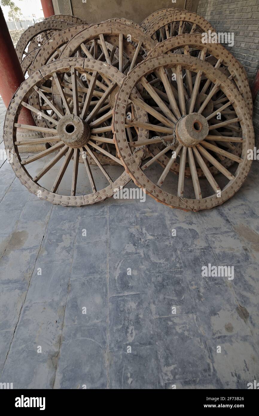 Vecchie ruote del carrello accatastate insieme-DafoSi Grande complesso del Tempio del Buddha. Zhangye-Gansu-Cina-1276 Foto Stock