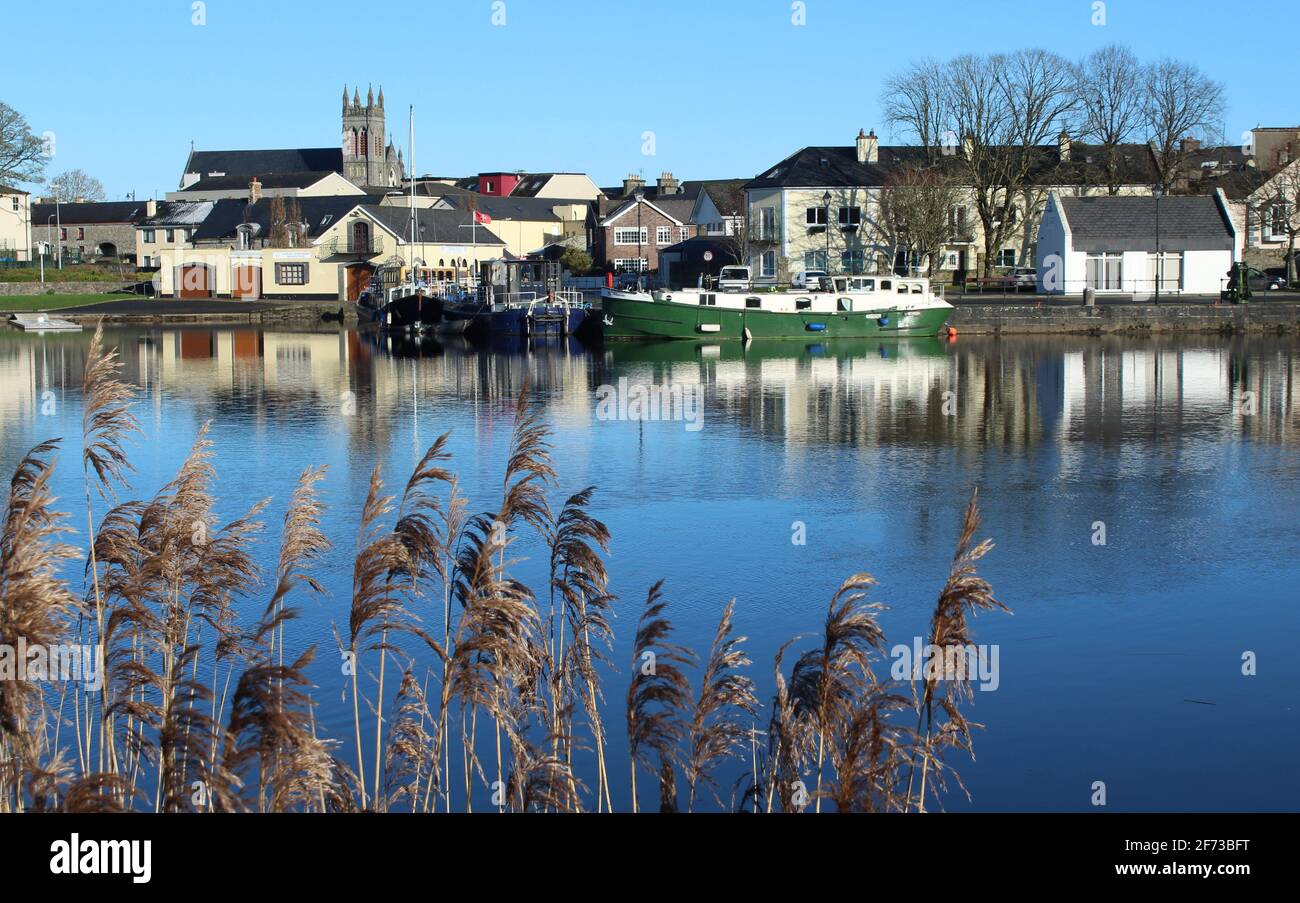 Carrick-on-Shannon, County Leitrim, Irlanda vista dall'altra parte del fiume Shannon sullo sfondo del cielo blu durante il giorno d'inverno Foto Stock