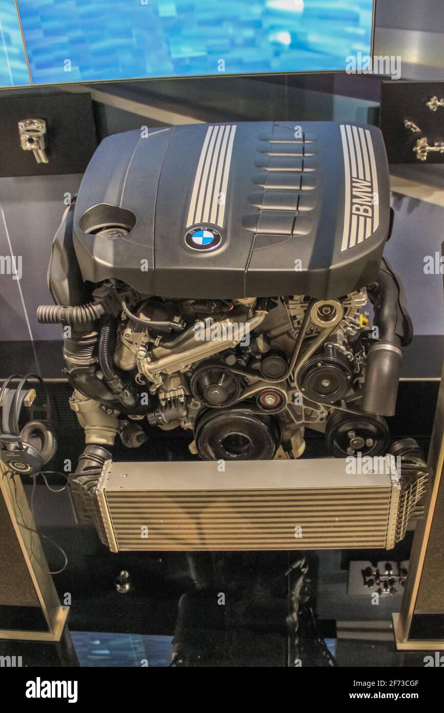 Germania, Monaco di Baviera - 27 aprile 2011: Motore BMW N57D30 nella sala  espositiva del Museo BMW. turbodiesel a 6 cilindri con un volume di 3.0. Il  motore Foto stock - Alamy