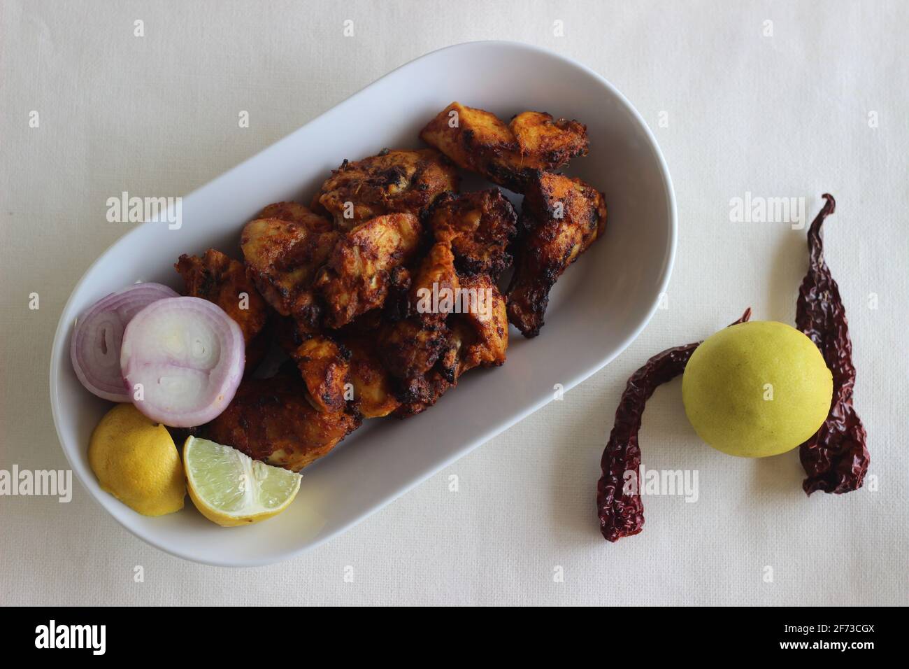Arrosto di pollo secco stile Kerala. Preparato con friggitrice ad aria. Scatto su sfondo bianco Foto Stock