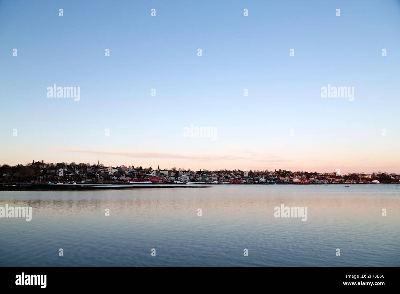 Il lungomare nella città di Lunenburg, Nuova Scozia, Canada. Lunenburg è costruita secondo una struttura coloniale ed è un mondo UNESCO Foto Stock
