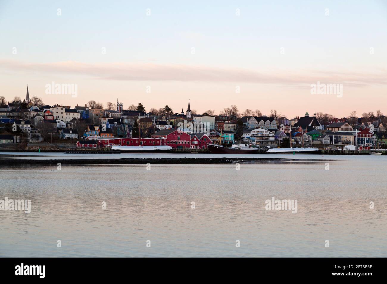 Il lungomare nella città di Lunenburg, Nuova Scozia, Canada. Lunenburg è costruita secondo una struttura coloniale ed è un mondo UNESCO Foto Stock