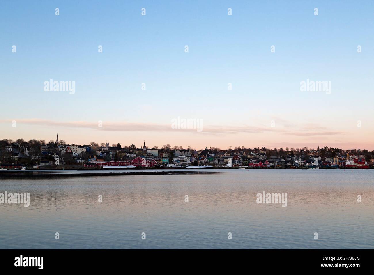 Il lungomare nella città di Lunenburg, Nuova Scozia, Canada. Lunenburg è costruita secondo una struttura coloniale ed è un mondo UNESCO Foto Stock
