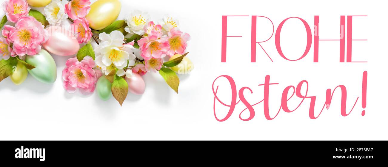 Banner di Pasqua. Uova di Pasqua e fiori decorazione. Buona Pasqua in tedesco Foto Stock