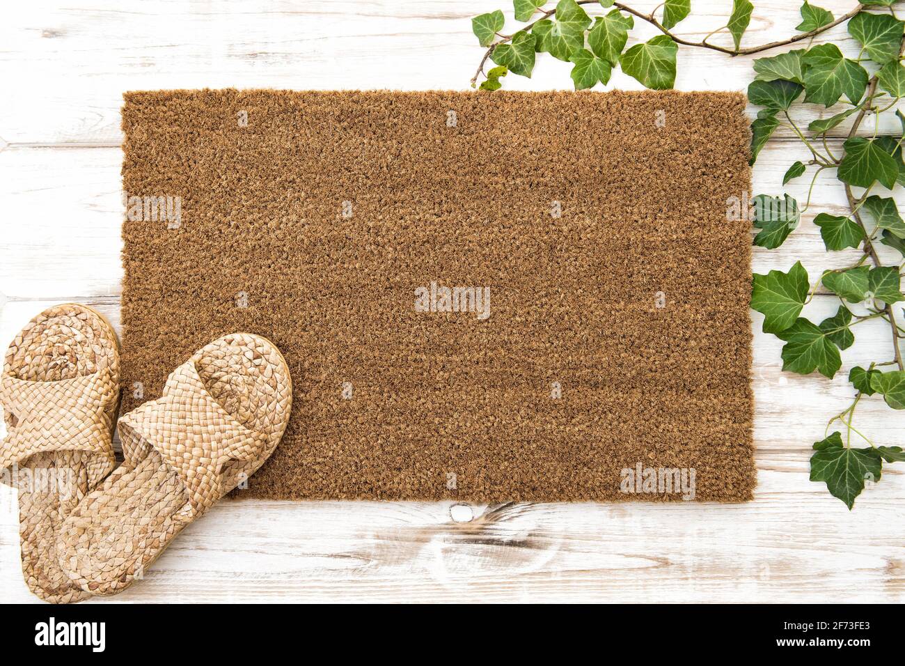 Tappetino portiera mock-up. Modello floreale mockup con scarpe da casa Foto Stock