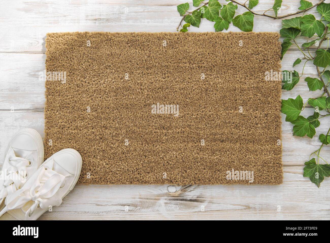 Coir doormat mockup verde pianta primavera legno sfondo Foto Stock
