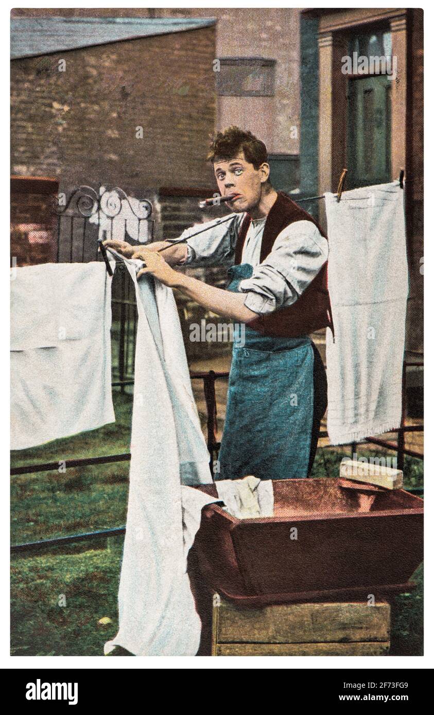 L'uomo giovane divertente fa i lavaggi domestici lavanderia. Vintage Fools Day cartolina 1908 Foto Stock