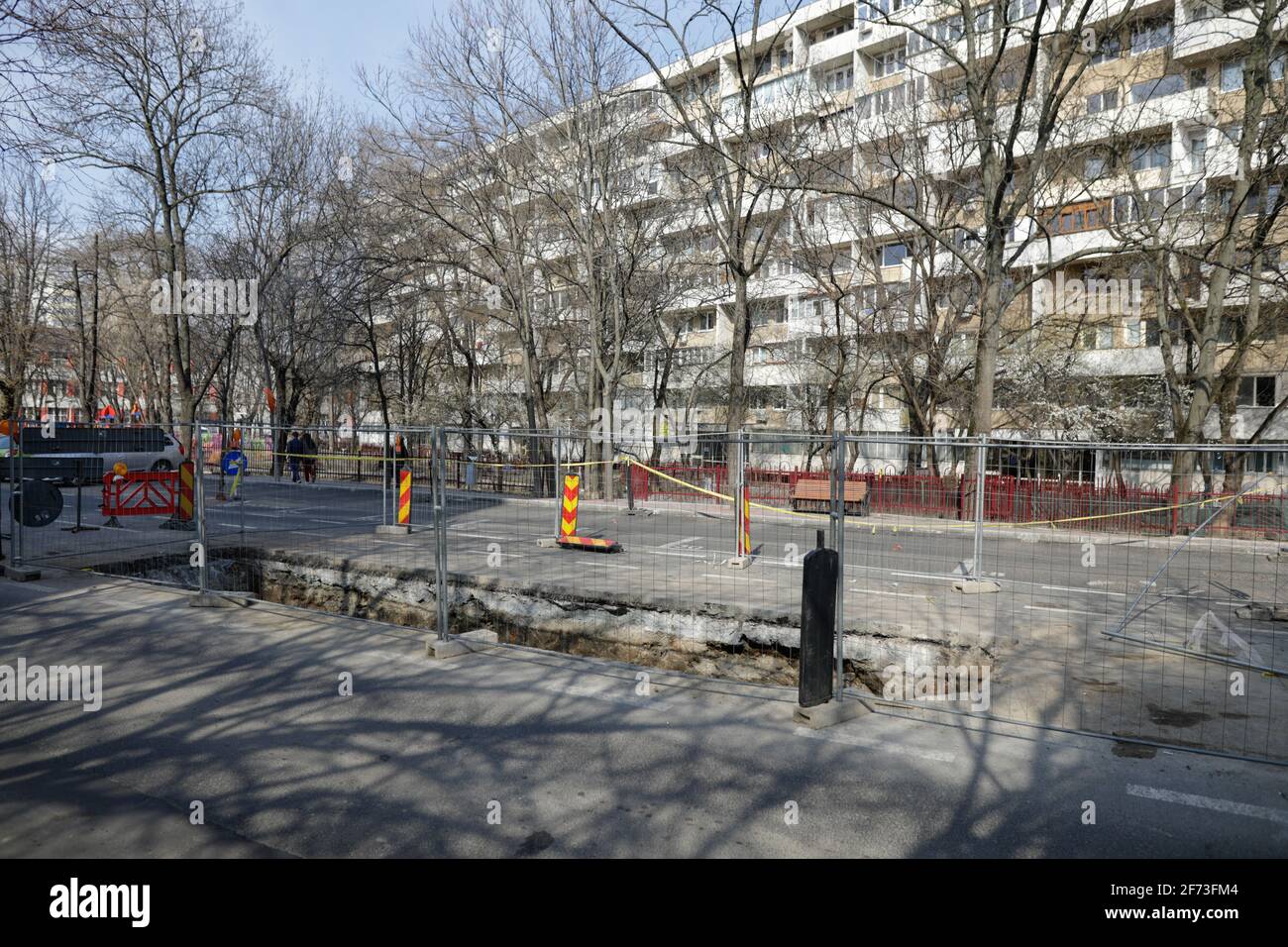 Bucarest, Romania - 28 marzo 2021: Grande buco nella strada per i lavoratori per la riparazione di un gasdotto RADET a Bucarest. Foto Stock