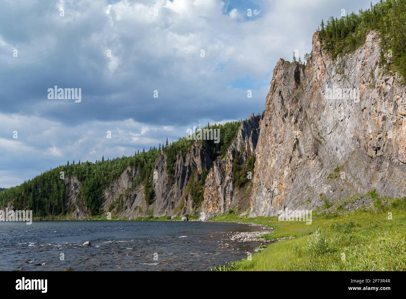 La banca del fiume del Nord con ripide alte rive rocciose, adollato con Forest.The paesaggio della natura del Nord Foto Stock
