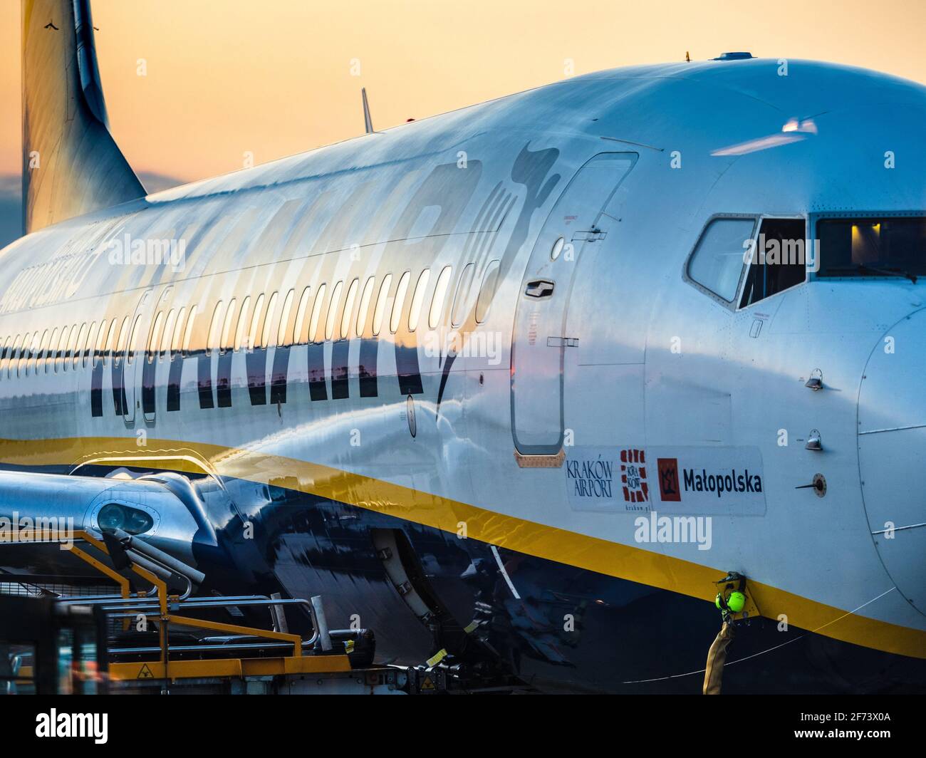 Ryanair Airplane - Ryanair Aircraft - Ryanair Boeing 737 Aircraft appartenente alla compagnia aerea di bilancio Ryanair in attesa di carico passeggeri. Foto Stock